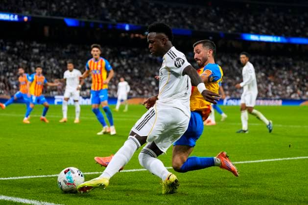 ESP: Real Madrid CF - Valencia CF. La Liga EA Sports. Date 11 Vinicius Junior of Real Madrid CF and Jose Gaya of Valencia CF during the La Liga EA Sports match between Real Madrid CF and Valencia CF played at Santiago Bernabeu Stadium on November 1, 2025 in Madrid. kpng Copyright: xCesarxCebollax xPRESSINx PS_251101_RMA_VAL_2526_097