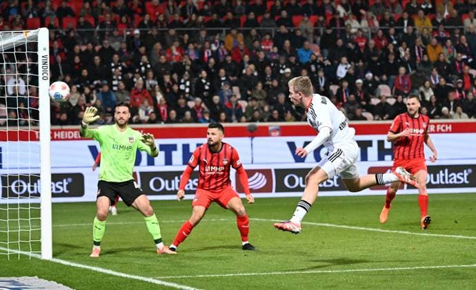 01 11 2025, xjhx, Football 1 Bundesliga, 1 FC Heidenheim Eintracht Frankfurt v l Diant Ramaj 1 FC Heidenheim , Hugo Larsson Eintracht Frankfurt DFL DFB REGULATIONS PROHIBIT ANY USE OF PHOTOGRAPHS as IMAGE SEQUENCES and or QUASI VIDEO Heidenheim