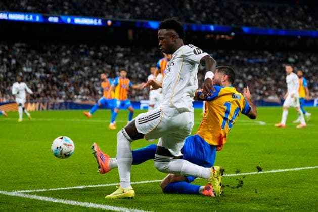 ESP: Real Madrid CF - Valencia CF. La Liga EA Sports. Date 11 Vinicius Junior of Real Madrid CF and Jose Gaya of Valencia CF during the La Liga EA Sports match between Real Madrid CF and Valencia CF played at Santiago Bernabeu Stadium on November 1, 2025 in Madrid. kpng Copyright: xCesarxCebollax xPRESSINx PS_251101_RMA_VAL_2526_099
