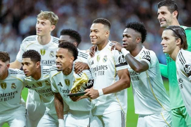 ESP: La Liga EA Sports Matchday 12: Real Madrid vs Valencia CF at Santiago Bernabeu Stadium in Madrid, Spain on 01 November 2025 Kylian Mbappe of Real Madrid is awarded the Golden Boot award. Madrid Santiago Bernabeu Stadium Spain Copyright: xAlexandraxFechetex