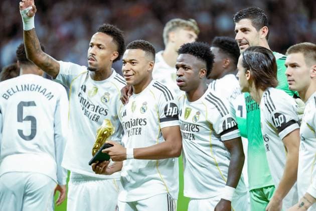ESP: La Liga EA Sports Matchday 12: Real Madrid vs Valencia CF at Santiago Bernabeu Stadium in Madrid, Spain on 01 November 2025 Kylian Mbappe of Real Madrid is awarded the Golden Boot award. Madrid Santiago Bernabeu Stadium Spain Copyright: xAlexandraxFechetex
