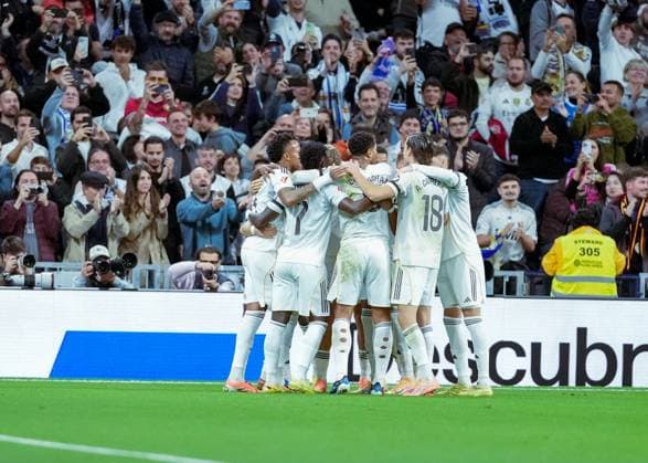 ESP: La Liga EA Sports Matchday 12: Real Madrid vs Valencia CF at Santiago Bernabeu Stadium in Madrid, Spain on 01 November 2025 Kylian Mbappe of Real Madrid takes the penalty and scores. Madrid Santiago Bernabeu Stadium Spain Copyright: xAlexandraxFechetex