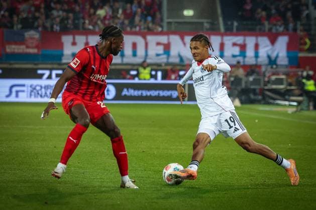 Jean Matteo Bahoya 19 Eintracht Frankfurt in action against Omar Traore 23 1FC Heidenheim 1846 , 1 FC Heidenheim 1846 vs Eintracht Frankfurt, Football, Men, DFL, Bundesliga, Season 2025 2026, Voith Arena, 9 Matchday, 01 11 2025 Heidenheim Baden Wuerttemberg Germany Copyright: xkolbert-press MartinxAgüerax
