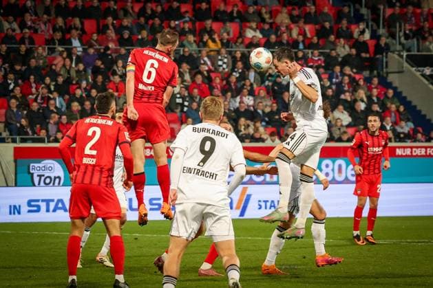 Robin Koch 4 Eintracht Frankfurt with a header, Patrick Mainka 6 1FC Heidenheim 1846 , Jonathan Burkardt 9 Eintracht Frankfurt and Marnon Busch 2 1FC Heidenheim 1846 , 1 FC Heidenheim 1846 vs Eintracht Frankfurt, Football, Men, DFL, Bundesliga, Season 2025 2026, Voith Arena, Matchday 9, 01 11 2025 Heidenheim Baden Wuerttemberg Germany Copyright: xkolbert-press MartinxAgüerax
