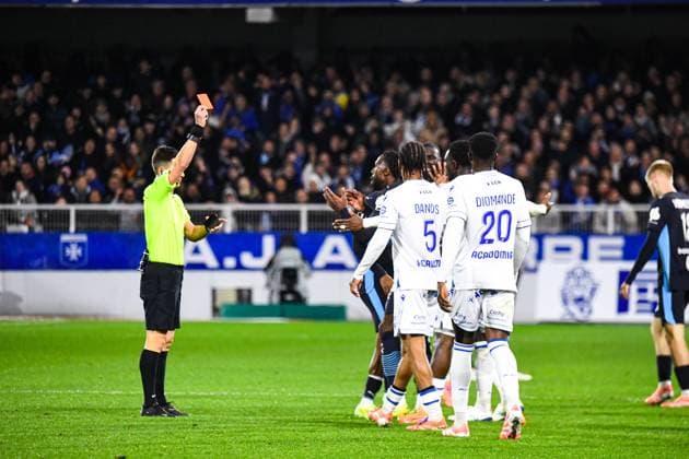 FOOTBALL : AJ Auxerre vs Olympique de Marseille - Ligue 1 - JournÃ e 11 - 01 11 2025 Carton rouge de Ulisses Garcia (OM) RennesFrance  Copyright: xBaptistexAutissierx