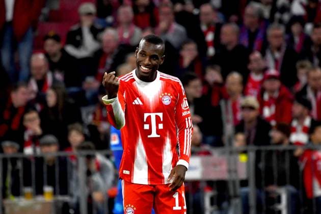 01.11.2025, Allianz Arena, München, GER, 1.FBL, FC Bayern München vs Bayer Leverkusen , im Bild Nicolas Jackson (München) DFL regulations prohibit any use of photographs as image sequences and or quasi-video. (Photo by Midori Ikenouchi Hasan Bratic DeFodi Images) 01 11 2025, Allianz Arena, München, GER, 1 FBL, FC Bayern München vs Bayer Leverkusen , im Bild Nicolas Jackson München DFL regulations prohibit any use of photographs as image sequences and or quasi video Photo by Midori Ikenouchi Hasan Bratic DeFodi Images