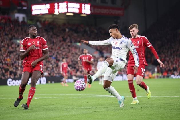 Liverpool gegen Aston Villa 01 November 2025, Liverpool Premier League Fußball Liverpool gegen Aston Villa Ollie Watkins von Aston Villa Foto von Daniel Chesterton Liverpool UK  Copyright: xDanielxChestertonxOffside