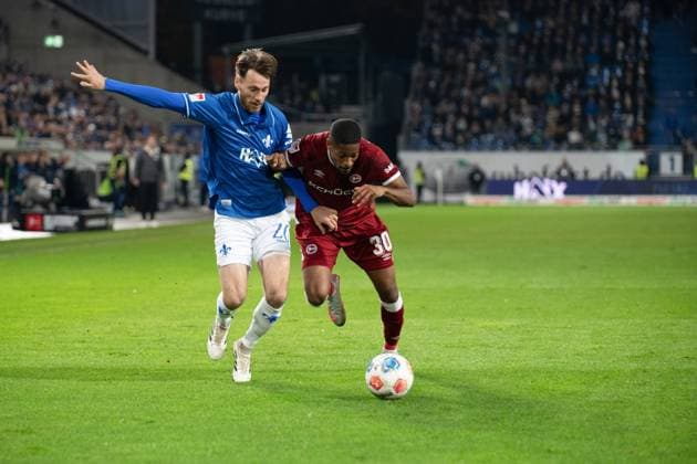 Matthias Bader SV Darmstadt 98, 26 , Isaiah Young DSC Arminia Bielefeld, 30 GER, SV Darmstadt 98 vs DSC Arminia Bielefeld, Football, 2 Bundesliga, Matchday 11, Season 2025 2026, 01 11 2025 GER, SV Darmstadt 98 vs DSC Arminia Bielefeld, Football, 2 Bundesliga, Matchday 11, Season 2025 2026, 01 11 2025 Darmstadt Copyright: xEibner-Pressefotox EP_AZA