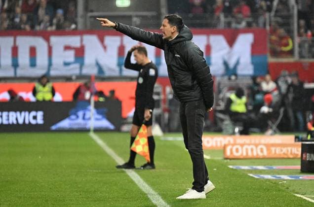 01 11 2025, xjhx, Soccer 1 Bundesliga, 1 FC Heidenheim Eintracht Frankfurt v l Coach Dino Toppmöller Toppmoeller Eintracht Frankfurt gives instructions DFL DFB REGULATIONS PROHIBIT ANY USE OF PHOTOGRAPHS as IMAGE SEQUENCES and or QUASI VIDEO Heidenheim