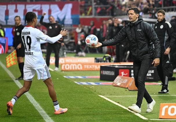 01 11 2025, xjhx, Football 1 Bundesliga, 1 FC Heidenheim Eintracht Frankfurt v l Jean Matteo Bahoya Eintracht Frankfurt , Coach Dino Toppmöller Toppmoeller Eintracht Frankfurt DFL DFB REGULATIONS PROHIBIT ANY USE OF PHOTOGRAPHS as IMAGE SEQUENCES and or QUASI VIDEO Heidenheim