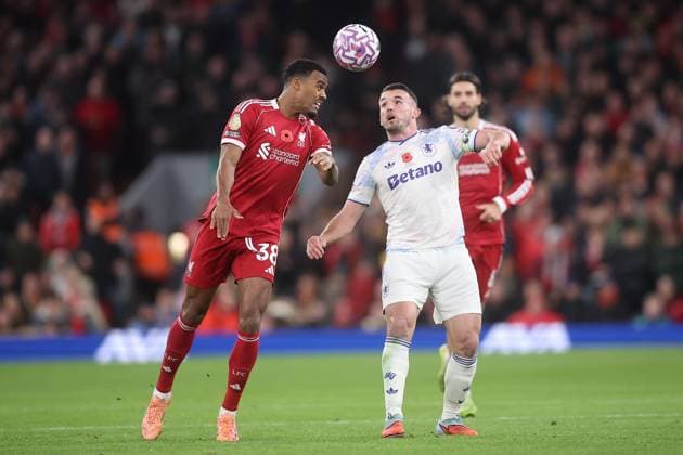 Liverpool gegen Aston Villa 01 November 2025, Liverpool Premier League Fußball Liverpool gegen Aston Villa Ryan Gravenberch von Liverpool und John McGinn von Aston Villa Foto von Daniel Chesterton Liverpool UK  Copyright: xDanielxChestertonxOffside