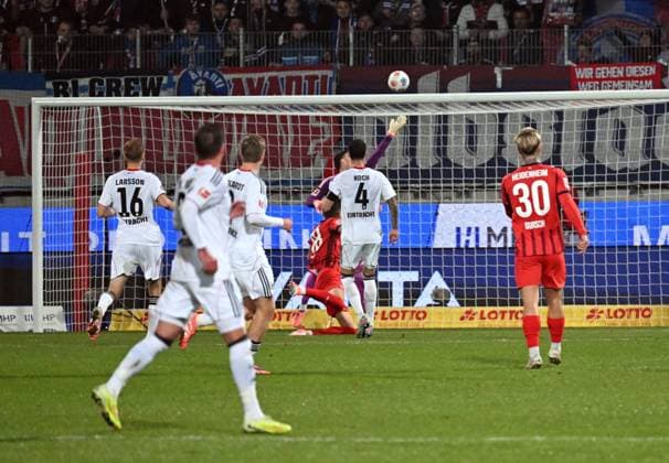 01 11 2025, xjhx, Soccer 1 Bundesliga, 1 FC Heidenheim Eintracht Frankfurt v l Marvin Pieringer 1 FC Heidenheim , Michael Zetterer Eintracht Frankfurt , Robin Koch Eintracht Frankfurt DFL DFB REGULATIONS PROHIBIT ANY USE OF PHOTOGRAPHS as IMAGE SEQUENCES and or QUASI VIDEO Heidenheim