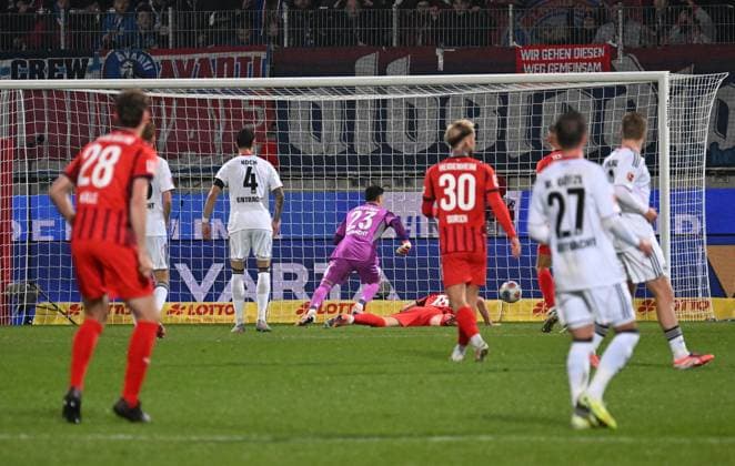 01 11 2025, xjhx, Soccer 1 Bundesliga, 1 FC Heidenheim Eintracht Frankfurt v l Marvin Pieringer 1 FC Heidenheim , Michael Zetterer Eintracht Frankfurt , Robin Koch Eintracht Frankfurt DFL DFB REGULATIONS PROHIBIT ANY USE OF PHOTOGRAPHS as IMAGE SEQUENCES and or QUASI VIDEO Heidenheim