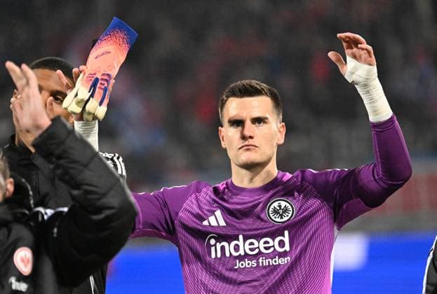 01 11 2025, xjhx, Football 1 Bundesliga, 1 FC Heidenheim Eintracht Frankfurt v l Michael Zetterer Eintracht Frankfurt thanks the fans DFL DFB REGULATIONS PROHIBIT ANY USE OF PHOTOGRAPHS as IMAGE SEQUENCES and or QUASI VIDEO Heidenheim