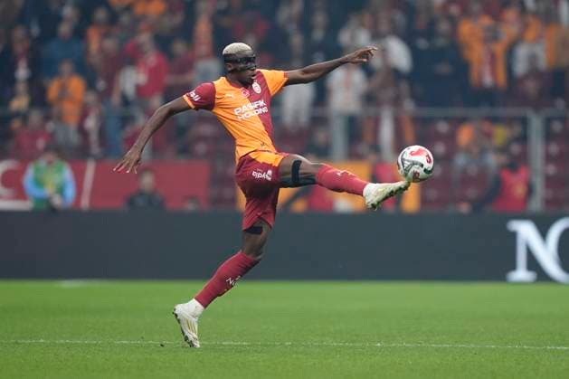 Turkish Super League Victor James Osimhen of Galatasaray SK controls the ball during the warmup prior to the Turkish Super League match between Galatasaray and Trabzonspor at the Rems Park Stadium on November 1, 2025 in Istanbul, Turkey. (Photo by Gokhan Taner Middle East Images) Istanbul Istanbul Türkiye Copyright: xGokhanxTanerx