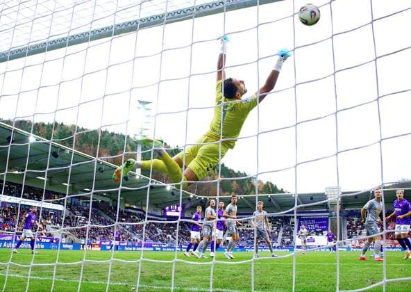 Flying parade by goalkeeper Felix Gebhardt Regensburg Football 3 League 2025 26 FC Erzgebirge Aue SSV Jahn Regensburg 4 3 on 1 11 2025 Erzgebirge Aue Jahn Regensburg