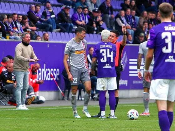 Referee Nico Fuchs Bergisch Gladbach in dispute with Marvin Stefaniak Aue after showing him a yellow card Coach Michael Wimmer Regensburg, left, tries to appease Sebastian Stolze Regensburg Football 3 Liga 2025 26 FC Erzgebirge Aue SSV Jahn Regensburg 4 3 on 1 11 2025 Erzgebirge Aue Jahn Regensburg