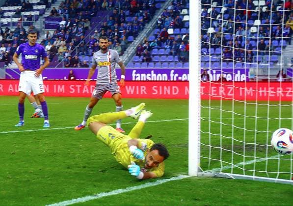 Goalkeeper Felix Gebhardt Regensburg Football 3 Liga 2025 26 FC Erzgebirge Aue SSV Jahn Regensburg 4 3 am 1 11 2025 Erzgebirge Aue Jahn Regensburg