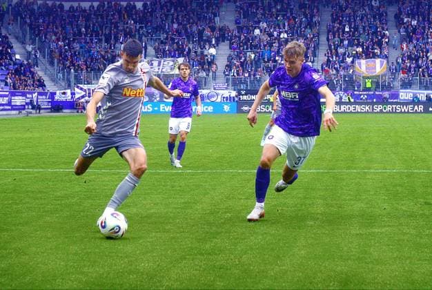 Sebastian Stolze Regensburg in attack , right Paul Seidel Aue Fußball 3 Liga 2025 26 FC Erzgebirge Aue SSV Jahn Regensburg 4 3 am 1 11 2025 Erzgebirge Aue Jahn Regensburg