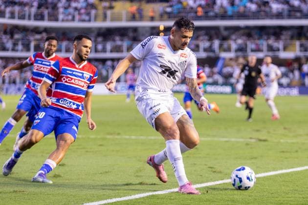 Santos Fc - SP x Fortaleza Ec Saf - CE Campeonato Brasileiro A SANTOS (SP), 01.11.2025 - BRASILEIRAO SERIE A 2025 - SANTOS x FORTALEZA - Em partida entre Santos x Fortaleza, valida pela trigÃ sima primeira rodada do Brasileirao Serie A 2025, realizada no Estadio Urbano Caldeira Vila Belmiro, em Santos, neste sabado (01). Sao Paulo Brasil Copyright: xJefersonxdexPaulax