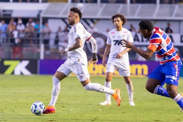 Santos Fc - SP x Fortaleza Ec Saf - CE Campeonato Brasileiro A SANTOS (SP), 01.11.2025 - BRASILEIRAO SERIE A 2025 - SANTOS x FORTALEZA - Em partida entre Santos x Fortaleza, valida pela trigÃ sima primeira rodada do Brasileirao Serie A 2025, realizada no Estadio Urbano Caldeira Vila Belmiro, em Santos, neste sabado (01). Sao Paulo Brasil Copyright: xJefersonxdexPaulax