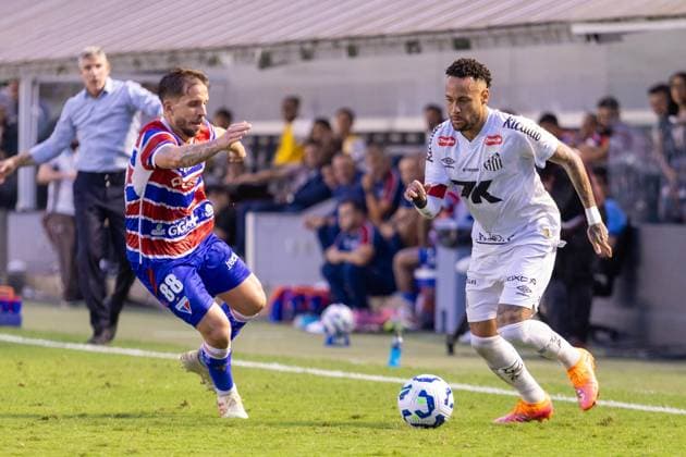Santos Fc - SP x Fortaleza Ec Saf - CE Campeonato Brasileiro A SANTOS (SP), 01.11.2025 - BRASILEIRAO SERIE A 2025 - SANTOS x FORTALEZA - Em partida entre Santos x Fortaleza, valida pela trigÃ sima primeira rodada do Brasileirao Serie A 2025, realizada no Estadio Urbano Caldeira Vila Belmiro, em Santos, neste sabado (01). Sao Paulo Brasil Copyright: xJefersonxdexPaulax
