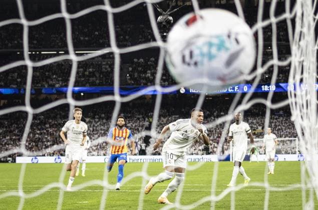 MADRID, SPAIN - NOVEMBER 1: Kylian Mbappé of Real Madrid scores a goal (behind goal view) during the LaLiga EA Sports match between Real Madrid and Valencia at Estadio Santiago Bernabeu on November 1, 2025 in Madrid Spain (Photo by Ricardo Nogueira Sports Press Photo) Copyright: xRicardoxNogueirax Sportspressphoto_SPR55375
