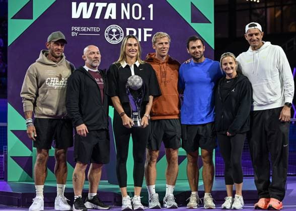 WTA, Tennis Damen Finals 2025 - Day One RIYADH, SAUDI ARABIA NOVEMBER 1: Aryna Sabalenka of Belarus, surrounded by members of her team, poses with the WTA Chris Evert World No. 1 trophy after securing the year-end No. 1 ranking during a ceremony on Day 1 of the WTA Finals Riyadh at King Saud University Indoor Arena in Riyadh, Saudi Arabia. Riyadh Saudi Arabia  Copyright: xSTRx originalFilename:str-wtafinal251101_npDA9.jpg