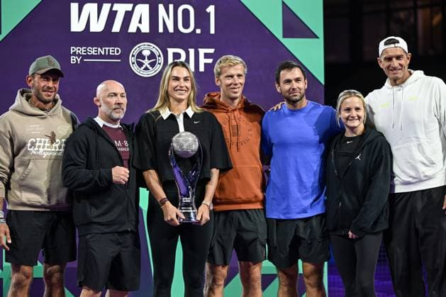 WTA, Tennis Damen Finals 2025 - Day One RIYADH, SAUDI ARABIA NOVEMBER 1: Aryna Sabalenka of Belarus, surrounded by members of her team, poses with the WTA Chris Evert World No. 1 trophy after securing the year-end No. 1 ranking during a ceremony on Day 1 of the WTA Finals Riyadh at King Saud University Indoor Arena in Riyadh, Saudi Arabia. Riyadh Saudi Arabia  Copyright: xSTRx originalFilename:str-wtafinal251101_nphEP.jpg
