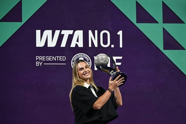 WTA, Tennis Damen Finals 2025 - Day One RIYADH, SAUDI ARABIA NOVEMBER 1: Aryna Sabalenka poses with the WTA Chris Evert World No. 1 trophy after securing the year-end WTA top ranking, during a ceremony on Day 1 of the WTA Finals Riyadh at King Saud University Indoor Arena in Riyadh, Saudi Arabia, on November 1, 2025. Riyadh Saudi Arabia  Copyright: xSTRx originalFilename:str-wtafinal251101_npjWj.jpg