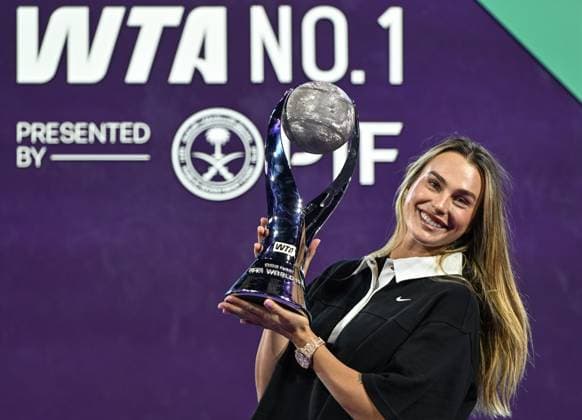 WTA, Tennis Damen Finals 2025 - Day One RIYADH, SAUDI ARABIA NOVEMBER 1: Aryna Sabalenka poses with the WTA Chris Evert World No. 1 trophy after securing the year-end WTA top ranking, during a ceremony on Day 1 of the WTA Finals Riyadh at King Saud University Indoor Arena in Riyadh, Saudi Arabia, on November 1, 2025. Riyadh Saudi Arabia  Copyright: xSTRx originalFilename:str-wtafinal251101_npPIx.jpg