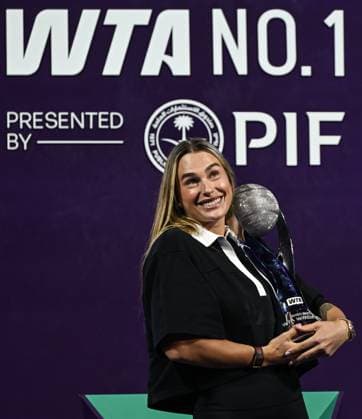 WTA, Tennis Damen Finals 2025 - Day One RIYADH, SAUDI ARABIA NOVEMBER 1: Aryna Sabalenka poses with the WTA Chris Evert World No. 1 trophy after securing the year-end WTA top ranking, during a ceremony on Day 1 of the WTA Finals Riyadh at King Saud University Indoor Arena in Riyadh, Saudi Arabia, on November 1, 2025. Riyadh Saudi Arabia  Copyright: xSTRx originalFilename:str-wtafinal251101_nppTc.jpg