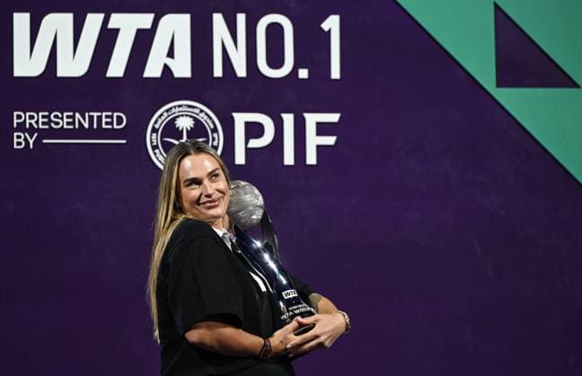 WTA, Tennis Damen Finals 2025 - Day One RIYADH, SAUDI ARABIA NOVEMBER 1: Aryna Sabalenka poses with the WTA Chris Evert World No. 1 trophy after securing the year-end WTA top ranking, during a ceremony on Day 1 of the WTA Finals Riyadh at King Saud University Indoor Arena in Riyadh, Saudi Arabia, on November 1, 2025. Riyadh Saudi Arabia  Copyright: xSTRx originalFilename:str-wtafinal251101_npwvf.jpg