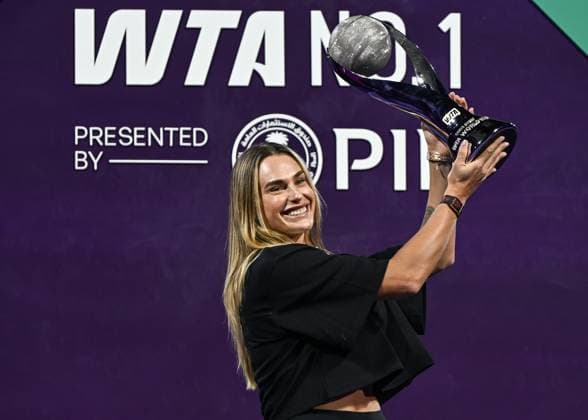 WTA, Tennis Damen Finals 2025 - Day One RIYADH, SAUDI ARABIA NOVEMBER 1: Aryna Sabalenka poses with the WTA Chris Evert World No. 1 trophy after securing the year-end WTA top ranking, during a ceremony on Day 1 of the WTA Finals Riyadh at King Saud University Indoor Arena in Riyadh, Saudi Arabia, on November 1, 2025. Riyadh Saudi Arabia  Copyright: xSTRx originalFilename:str-wtafinal251101_npzfe.jpg
