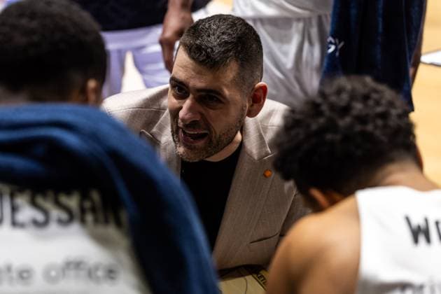 GER, easy Credit Basketball Bundesliga, Niners Chemnitz Basketball Löwen Braunschweig 01 11 2025, Messe, Chemnitz, GER, easy Credit Basketball Bundesliga, Niners Chemnitz Basketball Löwen Braunschweig Konstantinos Papazoglou Head Coach , Basketball Löwen Braunschweig talks to his players Â Photo Alexander Trienitz Chemnitz Messe Sachsen Germany