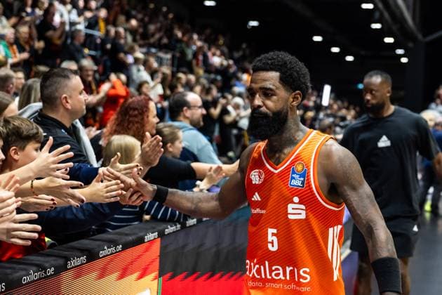 GER, easy Credit Basketball Bundesliga, Niners Chemnitz Basketball Löwen Braunschweig 01 11 2025, Messe, Chemnitz, GER, easy Credit Basketball Bundesliga, Niners Chemnitz Basketball Löwen Braunschweig Corey Davis Jr Niners Chemnitz, 5 thanks the fans Â Photo Alexander Trienitz Chemnitz Messe Sachsen Germany