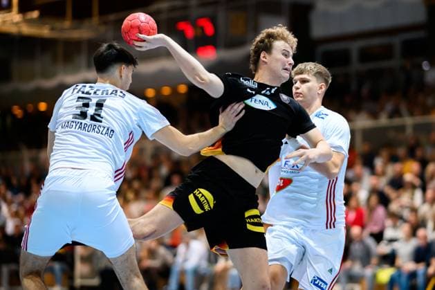 Erlangen Handball Laenderspiel U20 Germany Hungary f li Mate Fazekas Hungary , William Reichardt Germany Erlangen Karl Heinz Hirsemann Halle Bayern Germany