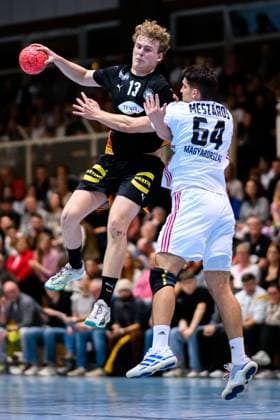 Erlangen Handball Laenderspiel U20 Germany Hungary William Reichardt Germany , Mate Meszaros Hungary Erlangen Karl Heinz Hirsemann Halle Bayern Germany