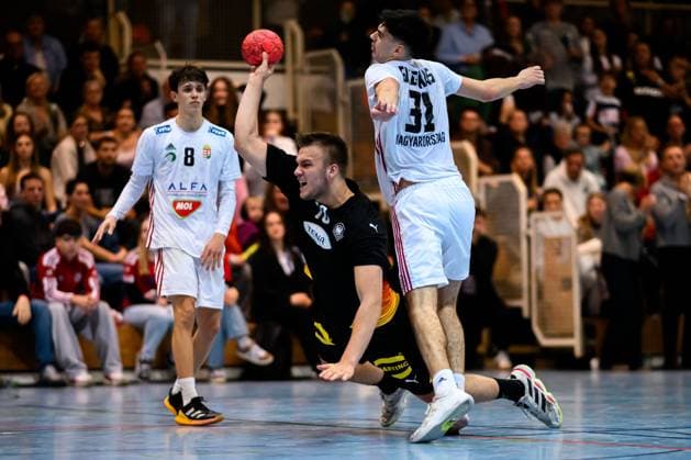Erlangen Handball Laenderspiel U20 Germany Hungary Tim Schröder Schroeder Germany , Mate Fazekas Hungary Erlangen Karl Heinz Hirsemann Halle Bayern Germany
