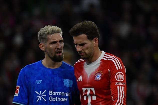 01.11.2025, Allianz Arena, München, GER, 1.FBL, FC Bayern München vs Bayer Leverkusen , im Bild Robert Andrich (Leverkusen), Leon Goretzka (München) DFL regulations prohibit any use of photographs as image sequences and or quasi-video. (Photo by Midori Ikenouchi Hasan Bratic DeFodi Images) 01 11 2025, Allianz Arena, München, GER, 1 FBL, FC Bayern München vs Bayer Leverkusen , im Bild Robert Andrich Leverkusen , Leon Goretzka München DFL regulations prohibit any use of photographs as image sequences and or quasi video Photo by Midori Ikenouchi Hasan Bratic DeFodi Images