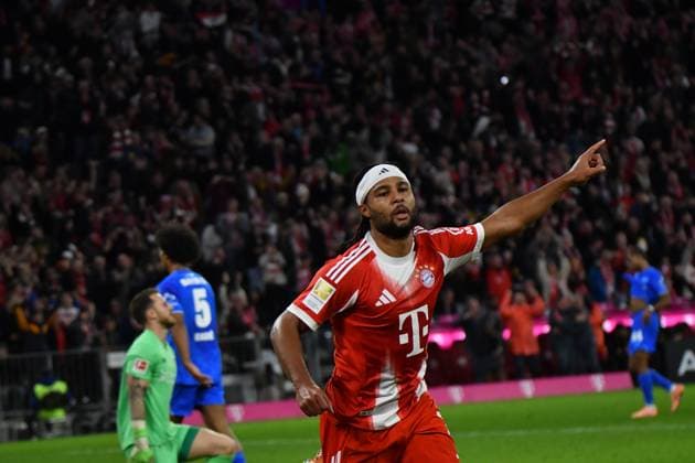 01.11.2025, Allianz Arena, München, GER, 1.FBL, FC Bayern München vs Bayer Leverkusen , im Bild Serge Gnabry (München) freut sich über das Tor zum 1:0. DFL regulations prohibit any use of photographs as image sequences and or quasi-video. (Photo by Midori Ikenouchi Hasan Bratic DeFodi Images) 01 11 2025, Allianz Arena, München, GER, 1 FBL, FC Bayern München vs Bayer Leverkusen , im Bild Serge Gnabry München freut über das Tor zum 1 0 DFL regulations prohibit any use of photographs as image sequences and or quasi video Photo by Midori Ikenouchi Hasan Bratic DeFodi Images
