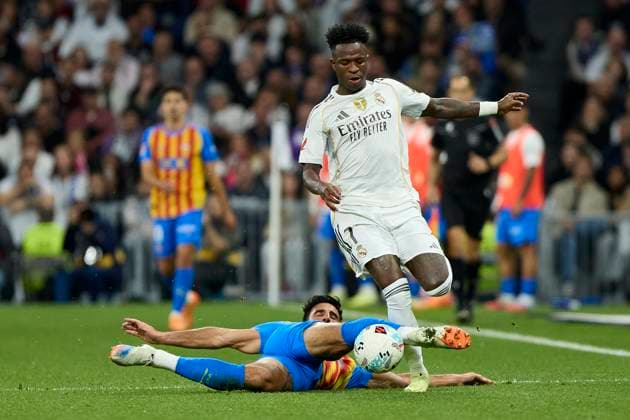 November 1, 2025, Madrid, Madrid, Spain: Vinicius Jr of Real Madrid CF and Eray Comert of Valencia CF during La Liga football match between Real Madrid CF and Valencia CF at Santiago Bernabeu Stadium in Madrid, Spain, November 1, 2025 Madrid Spain - ZUMAa206 20251101_zsp_a206_110 Copyright: xRubenxAlbarranx