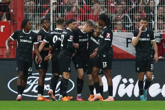 01 11 2025, xtgx, Fussball 1 Bundesliga, 1 FC Union Berlin SC Freiburg emspor, v l Freiburg um Matthias Ginter SC Freiburg, 28 Jubel, Torjubel, jubelt ueber das Tor, celebrate the goal, celebration DFL DFB REGULATIONS PROHIBIT ANY USE OF PHOTOGRAPHS as IMAGE SEQUENCES and or QUASI VIDEO Berlin