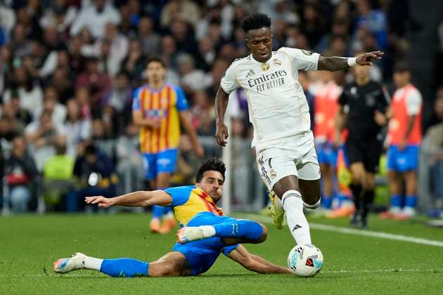November 1, 2025, Madrid, Madrid, Spain: Vinicius Jr of Real Madrid CF and Eray Comert of Valencia CF during La Liga football match between Real Madrid CF and Valencia CF at Santiago Bernabeu Stadium in Madrid, Spain, November 1, 2025 Madrid Spain - ZUMAa206 20251101_zsp_a206_115 Copyright: xRubenxAlbarranx