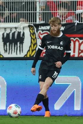 01 11 2025, xtgx, Soccer 1 Bundesliga, 1 FC Union Berlin SC Freiburg emspor, v l Jan Niklas Beste Freiburg Freisteller, Einzelbild, Ganzkoerper, single frame DFL DFB REGULATIONS PROHIBIT ANY USE OF PHOTOGRAPHS as IMAGE SEQUENCES and or QUASI VIDEO Berlin