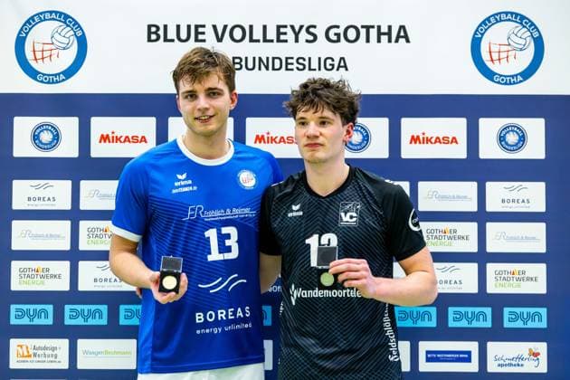 01 11 2025, GER, Volleyball, 2 BL Maenner Sued, Saison 2025 2026, Blue Volleys Gotha Enervigo Volleys Dresden shows the two players of the match Ben Bierwisch Blue Volleys Gotha and Simon Gilbrich Enervigo Volleys Dresden 99867 Gotha Sporthalle Sportanlage Ernesti Thüringen Germany