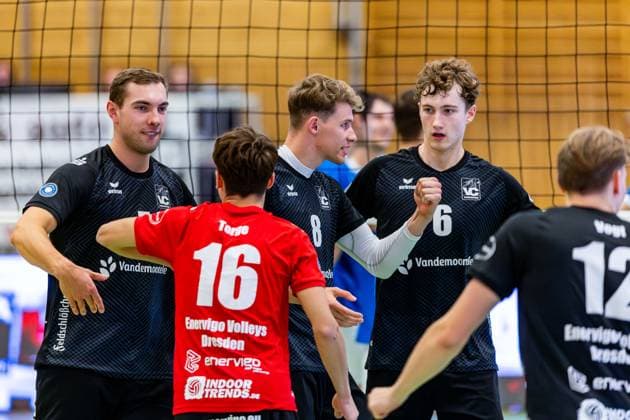 01 11 2025, GER, Volleyball, 2 BL Maenner Sued, Saison 2025 2026, Blue Volleys Gotha Enervigo Volleys Dresden Till Sittner Enervigo Volleys Dresden cheers together with his team Mannschaft 99867 Gotha Sporthalle Sportanlage Ernesti Thüringen Germany