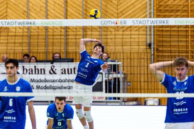 01 11 2025, GER, Volleyball, 2 BL Maenner Sued, Saison 2025 2026, Blue Volleys Gotha Enervigo Volleys Dresden Justus Krausse Blue Volleys Gotha serving 99867 Gotha Sporthalle Sportanlage Ernesti Thüringen Germany