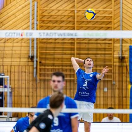 01 11 2025, GER, Volleyball, 2 BL Maenner Sued, Saison 2025 2026, Blue Volleys Gotha Enervigo Volleys Dresden Christoph Assmann Blue Volleys Gotha serving 99867 Gotha Sporthalle Sportanlage Ernesti Thüringen Germany