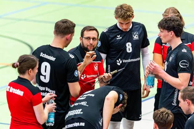 01 11 2025, GER, Volleyball, 2 BL Maenner Sued, Saison 2025 2026, Blue Volleys Gotha Enervigo Volleys Dresden Peter Hesse Enervigo Volleys Dresden together with his team during a time-out 99867 Gotha Sporthalle Sportanlage Ernesti Thüringen Germany